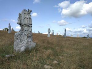 Les statues en granit de La Vallée de Saints